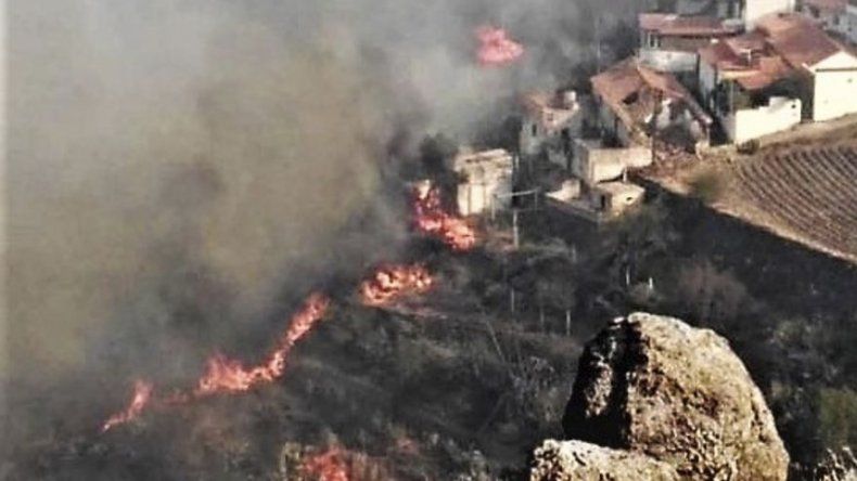 Incendio en Islas Canarias hace huir a 8.000 personas
