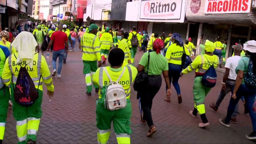 Protesta de los trabajadores de la AAUD.