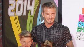 David Beckham y sus hijos se bañan en oro