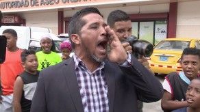 Docentes y padres de familia protestan por demolición de planteles educativos