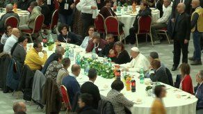 El papa almuerza con 1.500 indigentes y pide escuchar el grito de los pobres