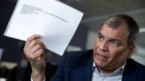 Expresidente de Ecuador Correa acusa a su sucesor de cometer un crimen por entregar a Assange