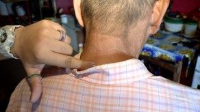Emiten medidas de protección para adulto mayor que fue pateado por un menor