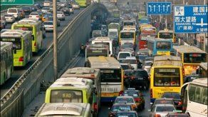 Taxista con maestría promueve currículum en su vehículo