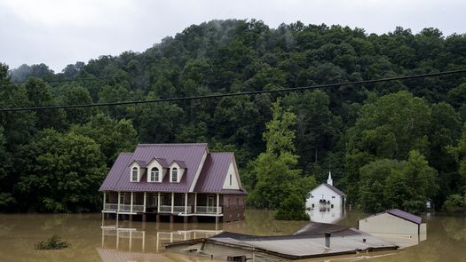 En diciembre, decenas de tornados asolaron cinco estados del centro de Estados Unidos, sobre todo Kentucky, con un saldo de al menos 79 muertos.