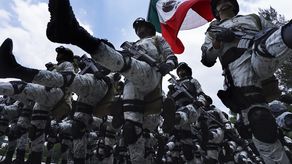 La propuesta llega cuando algunos cambios legales que aumentan la militarización de las labores policiacas en el país ya han sido aprobados por el Congreso de México y otras están en proceso de aprobarse.