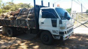 Retienen camión con 49 tucas de teca y 3 de cedro amargo en Herrera