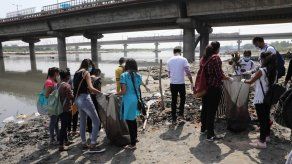 Miles de indios intentan cumplir el sueño de Gandhi de una India limpia