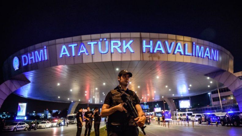 Tres suicidas causan una masacre en el aeropuerto más importante de Turquía