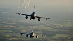 Los aviones de combate F 16 participan en el ejercicio Air Shielding de la OTAN cerca de la base aérea en Lask, Polonia central, el 12 de octubre de 2022.