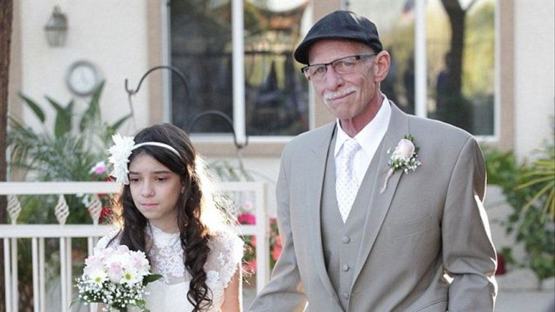 Niña de 11 años hace simbólica caminata hacia el altar, del brazo de su padre enfermo