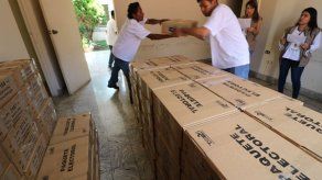 Ente electoral de El Salvador distribuye más de 6.660 paquetes electorales
