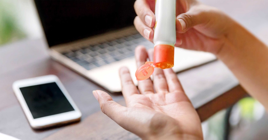 Los protectores solares con SPF 15 filtran aproximadamente 93% de los rayos UVB, mientras que los protectores solares con SPF 30 filtran aproximadamente el 97%, los protectores solares con SPF 50 filtran alrededor del 98% y los que tienen SPF 100 aproximadamente el 99%