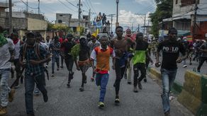 Los manifestantes han bloqueado caminos en las principales ciudades en protesta por el agudo incremento en los precios de los combustibles.