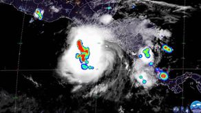 El domingo por la mañana, Bonnie se encontraba a 335 kilómetros (208 millas) al sur de la localidad mexicana de Tapachula, con vientos máximos sostenidos de 100 kilómetros por hora (62 millas por hora).