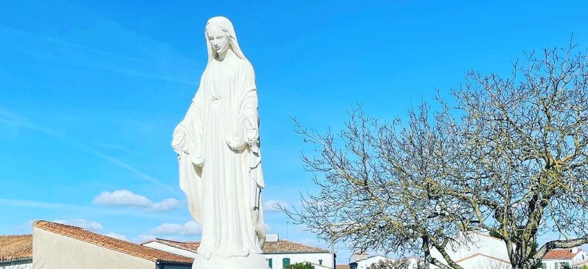 Estatua de la Virgen María en La Flotte-en-Ré.