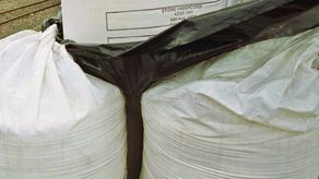 Las fuerzas de seguridad descubrieron un depósito de fertilizantes en un camión.