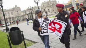 Peruanos se concentran para recordar desaparición de los 43 de México