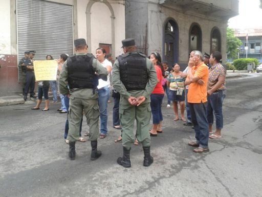 Padres de Escuela Nicolás Pacheco realizan protesta y cierre de calle