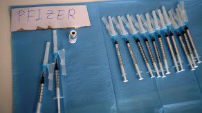 Jeringuillas cargadas con la vacuna de Pfizer.