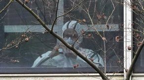 Numerosos expertos, algunos con fuertes vínculos a la OMS, sostienen que las tensiones políticas entre Estados Unidos y China imposibilitan que la pesquisa de la agencia encuentre respuestas creíbles.