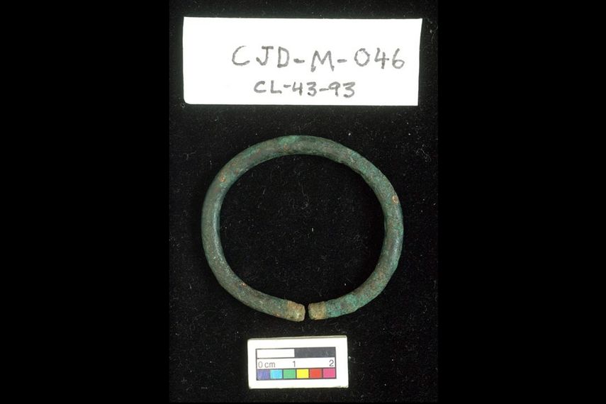 Algunos de los materiales recuperados de los entierros encontrados en el sitio arqueológico de Cerro Juan Díaz. Los artefactos valiosos enterrados con niños difieren de los artefactos enterrados con individuos adultos. Algunos de los materiales recuperados de los entierros encontrados en el sitio arqueológico de Cerro Juan Díaz. Los artefactos valiosos enterrados con niños difieren de los artefactos enterrados con individuos adultos.