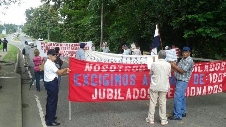 Jubilados en David exigen aumento de B/.100, cierran vía Interamericana