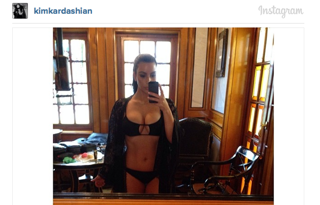 Kim Kardashian presume su trabajado cuerpo con una selfie en Instagram