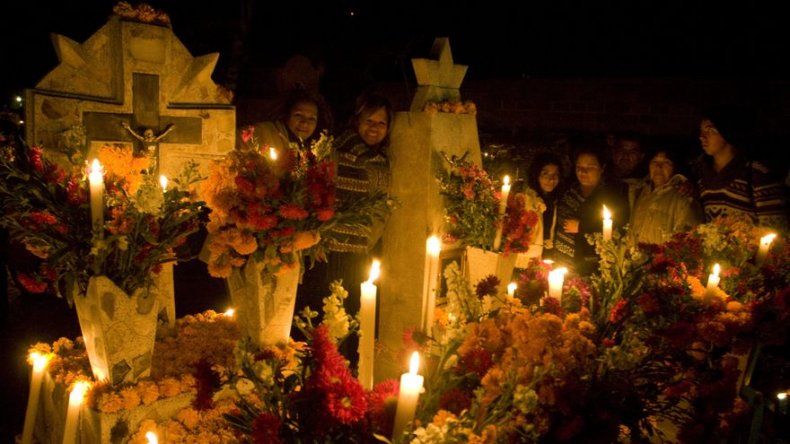 Miles de mexicanos dan gracias a la Santa Muerte por un año más de vida