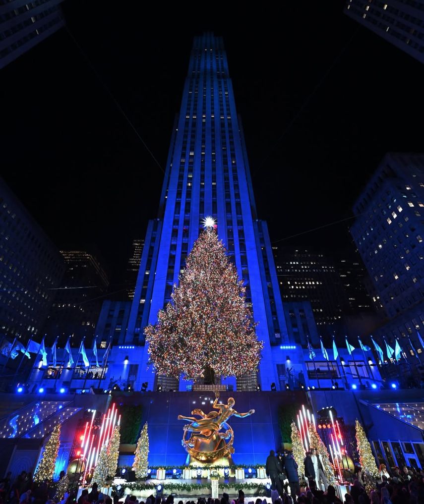 El icónico árbol de navidad del Rockefeller Center brilló con más de 50 000 luces. El icónico árbol de navidad del Rockefeller Center brilló con más de 50 000 luces.