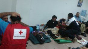 Cruz Roja atiende a docentes en huelga de hambre en la Defensoría