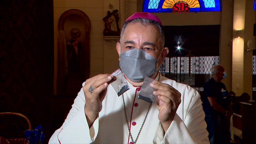 El monseñor Ulloa adelantó que los sobres con las cenizas estarán bendecidos e irán acompañados de un panfleto.