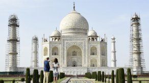 Pareja real británica visita el Taj Mahal
