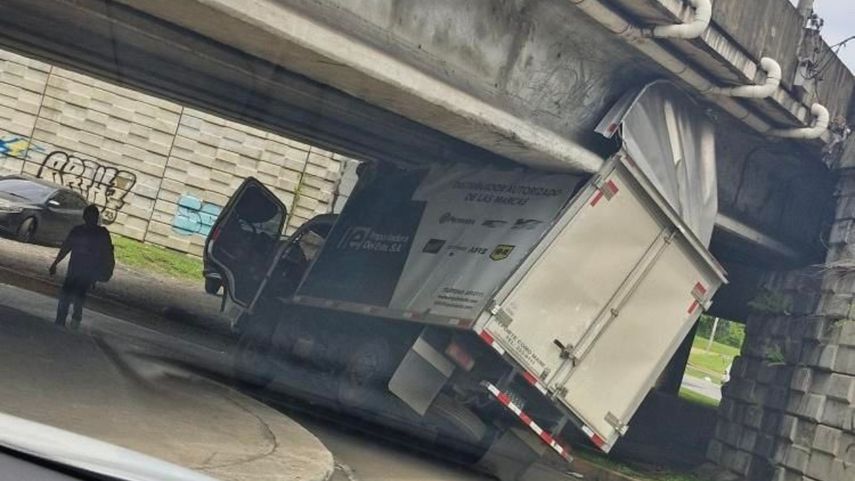 Camión queda atascado en avenida La Paz