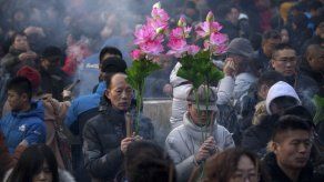 Asia recibe el Año Nuevo Lunar con banquetes y ceremonias