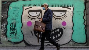 Con altos niveles de vacunación, la tasa de contagio del coronavirus permanece por encima de 400 casos. nuevos por cada 100,000 habitantes en 14 días