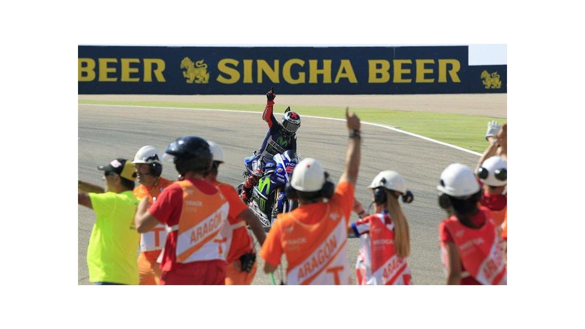 Jorge Lorenzo hace historia mientras Valentino Rossi ensucia su palmarés