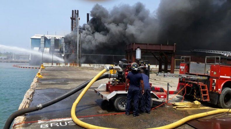 Bomberos controlan incendio registrado en puerto de Manzanillo