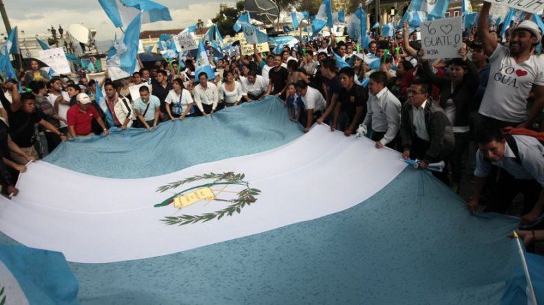 Presidente de Guatemala supervisa la seguridad de manifestación en su contra
