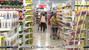 Consumidores buscan opciones para la cena navideña ante alza de precios