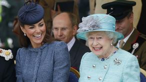 La duquesa de Cambridge junto a la reina Isabel II.
