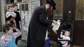Un ritual judío que incluye sacrificios de pollos resiste pese a las críticas