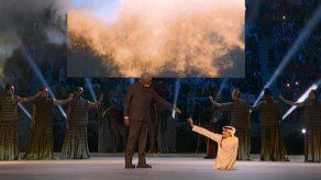 Morgan Freeman y Ghanim Al-Muftah durante la inauguración de Qatar 2022.