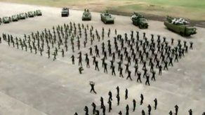 Maduro pide a militares aceitar fusiles frente a amenazas de EEUU