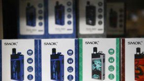 Trump quiere elevar edad mínima para compra de cigarrillos electrónicos a 21 años