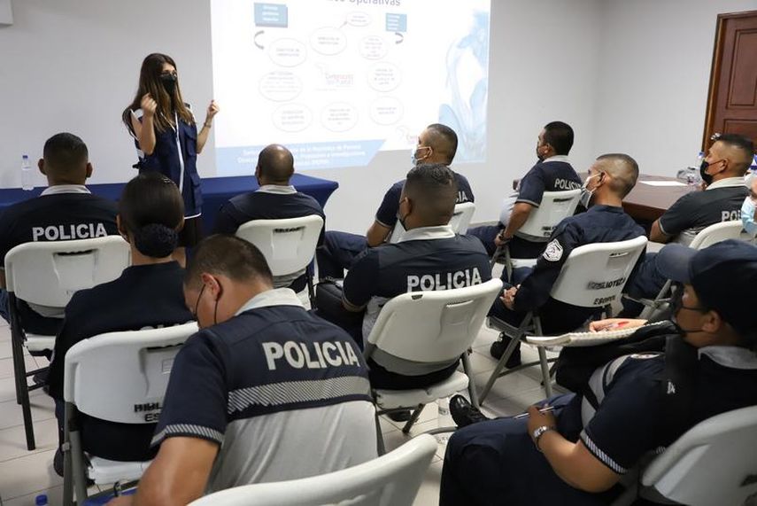 “Los policías como encargados de hacer cumplir la ley deben tener muy presente la educación en derechos humanos