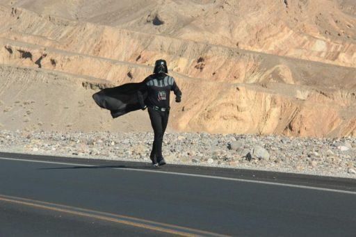 Corre a 53 grados vestido de Darth Vader en busca del récord Guinness