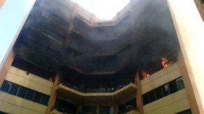 Dos muertos en incendio en torre de ministerio de Hacienda de El Salvador