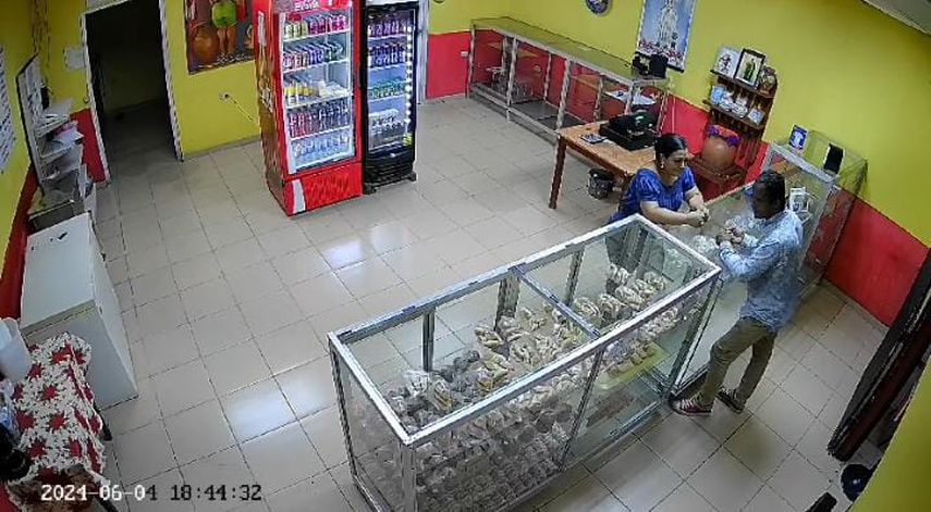 Imágenes del video que muestra el forcejeo entre el hombre y una mujer en La Arena.&nbsp;