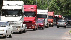 Camiones vuelven a tomar centro de Asunción en nueva jornada de huelga